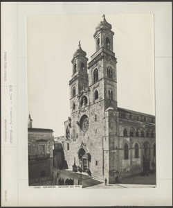 Altamura - Cattedrale - facciata, porzione del fianco sinistro e piazza antistante