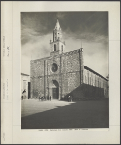 Atri - Cattedrale - esterno - facciata e piazza antistante con figure umane