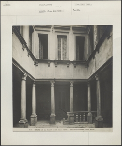 Bergamo - Casa Alborghetti - cortile interno - particolare del portico al pianterreno e delle finestre al primo piano