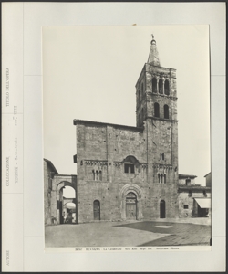 Bevagna - Cattedrale - esterno e piazza antistante