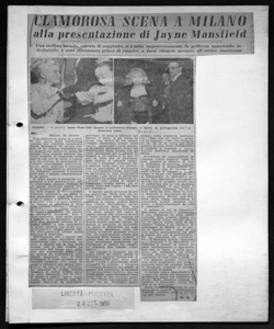 CLAMOROSA SCENA A MILANO alla presentazione di Jayne Mansfield - Una stellina bionda, entrata di soppiatto, si è tolta improvvisamente la pelliccia apparendo in deshabillé, è stata allontanata prima di riuscire a farsi ritrarre accanto all'attrice americana, sta in LIBERTÀ - quotidiano