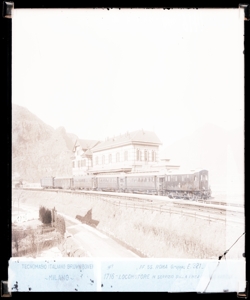 SUP-20580-0001716 locomotore in servizio a una stazione sulla linea Milano Varese (gruppo 321)