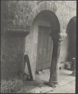 Spoleto - Chiesa di S. Agata - Nartece - veduta con colonna