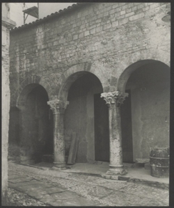 Spoleto - Chiesa di S. Agata - Nartece - veduta con due colonne