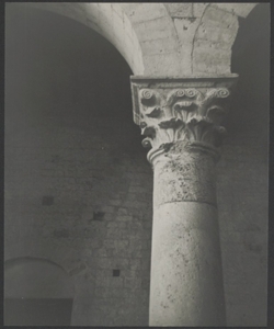 Spoleto - Chiesa di S. Paolo inter Vineas - particolare di colonna con capitello